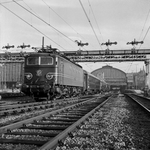 849751 Afbeelding van de electrische locomotief nr. 1151 (serie 1100) van de N.S. met rijtuigen bij vertrek uit het ...